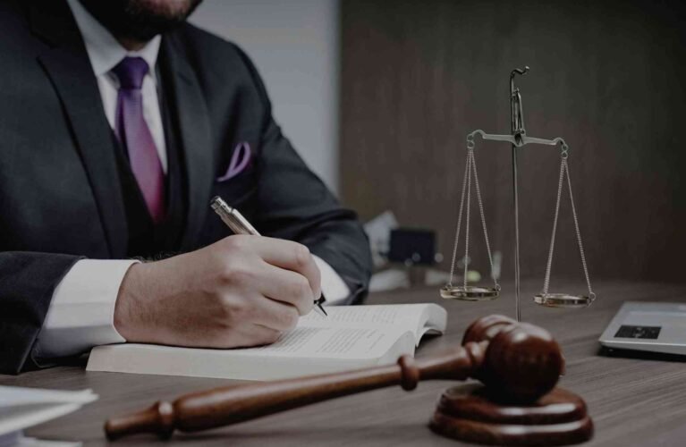 How to Choose the Right Lawyer in Dubai?