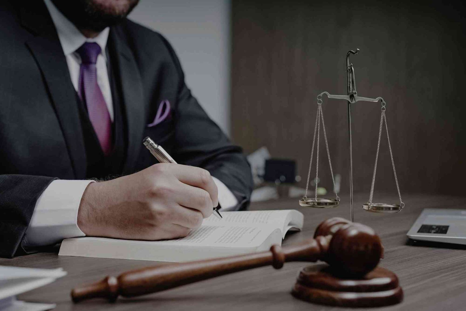 How to Choose the Right Lawyer in Dubai?